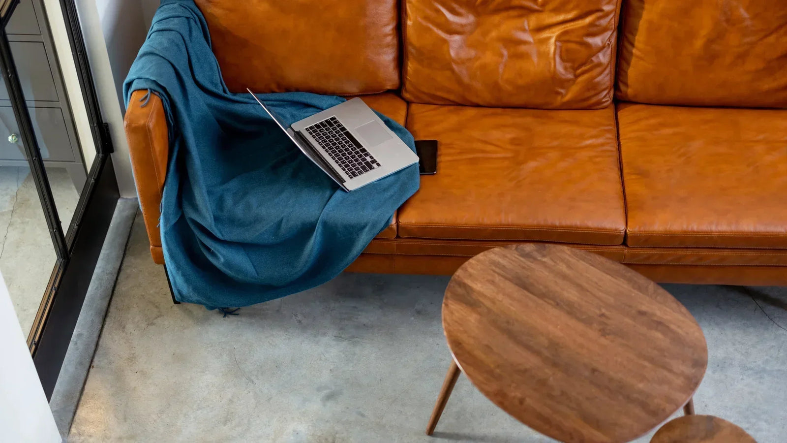 Comment faire tenir un plaid sur un canape en cuir